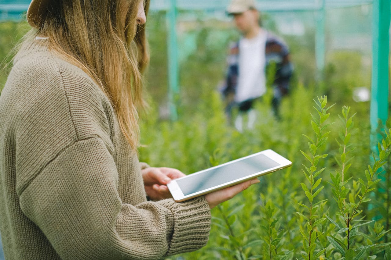 De slimme tuin van nu: hoe sensoren en natuurlijke bestrijding samenwerken