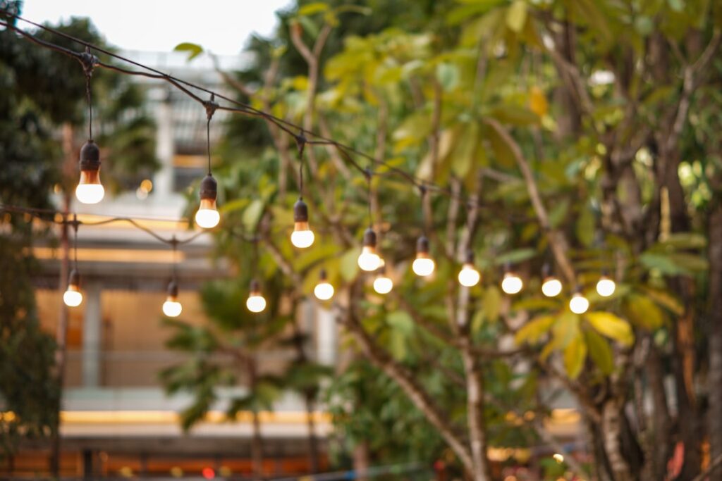 Geniet op warme zomeravonden van sfeervolle slimme buitenverlichting